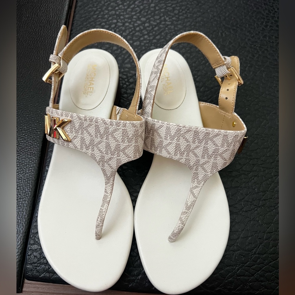 Michael Kors Cream Sandals with Elegant Design